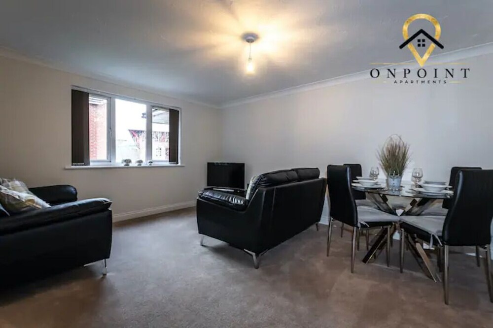 OnPoint - Spacious 2 Bed Apartment - FREE Parking view 4