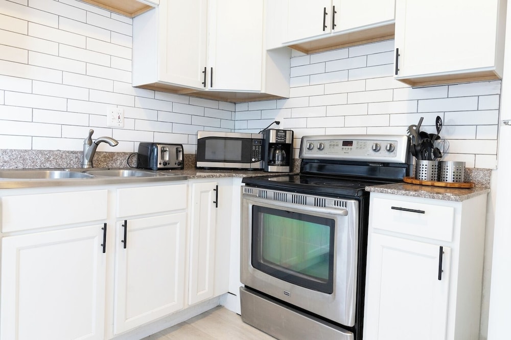 Spacious 4BR Family Home in Detroit Wifi & Parking
