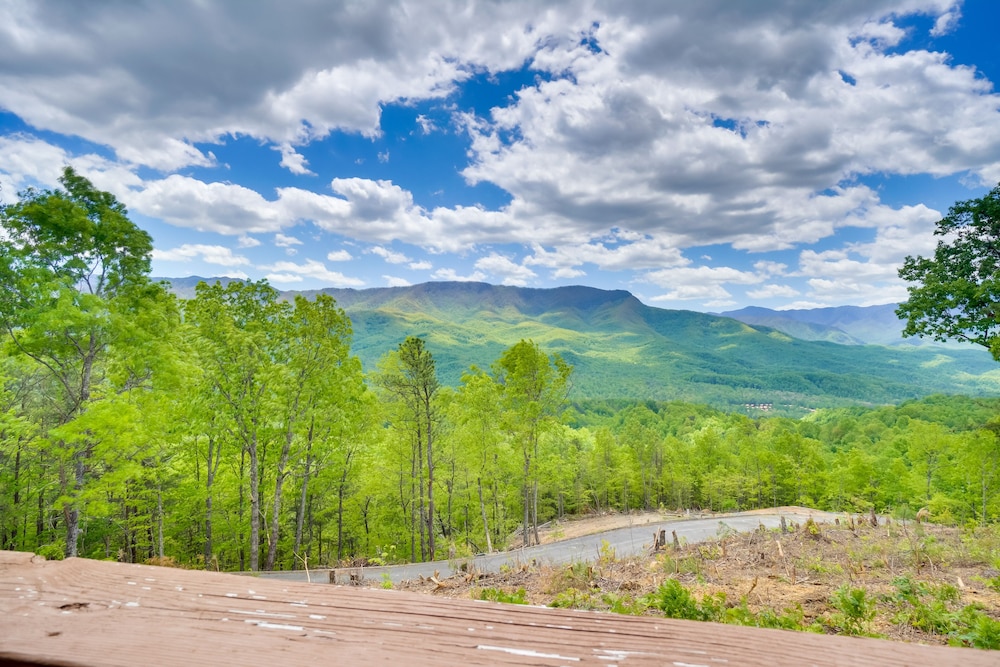 Gatlinburg Cabin w/ Mtn-view Deck ~ 11 Mi to Dtwn view 3