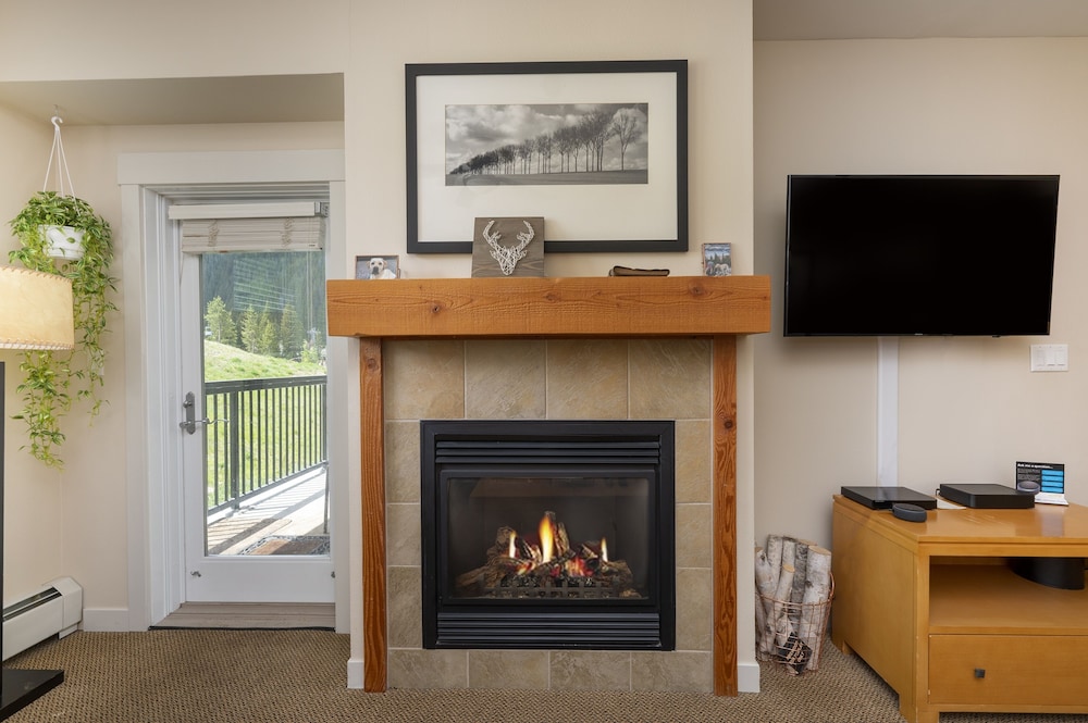 Founders Pointe 1 bedroom Condo by RedAwning