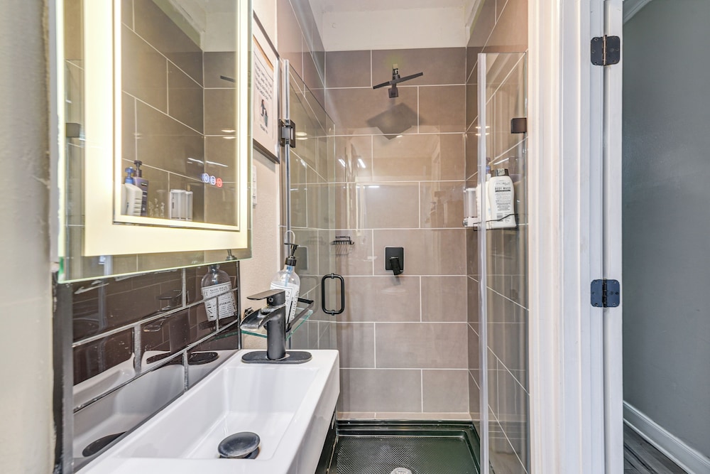 2 Mi to Dtwn: Walkable Apt in Houston!