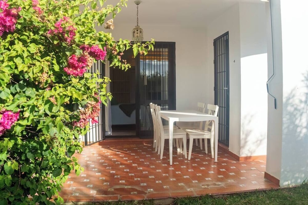 La Casa Bonita - Modern 2BR Apt with Private Terrace. Pool Views