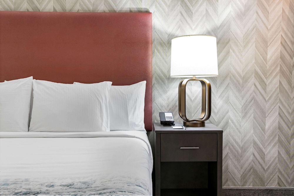 La Quinta Inn  Suites by Wyndham DFW West-Glade Parks - Property Image 13