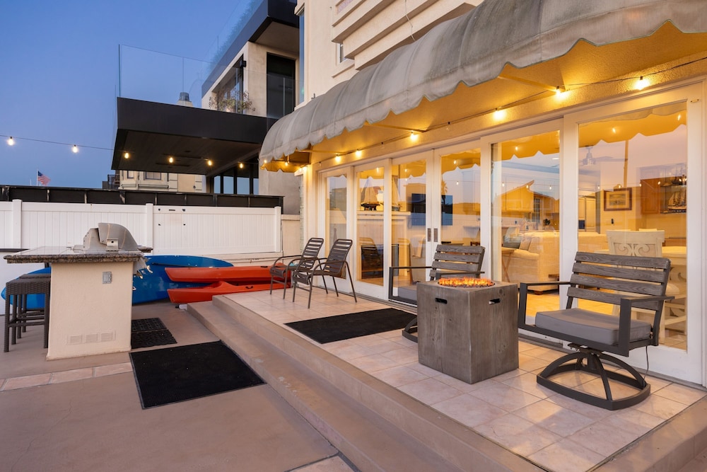 Canalfront Charmer by Avantstay Waterfront w Private Dock Hot Tub