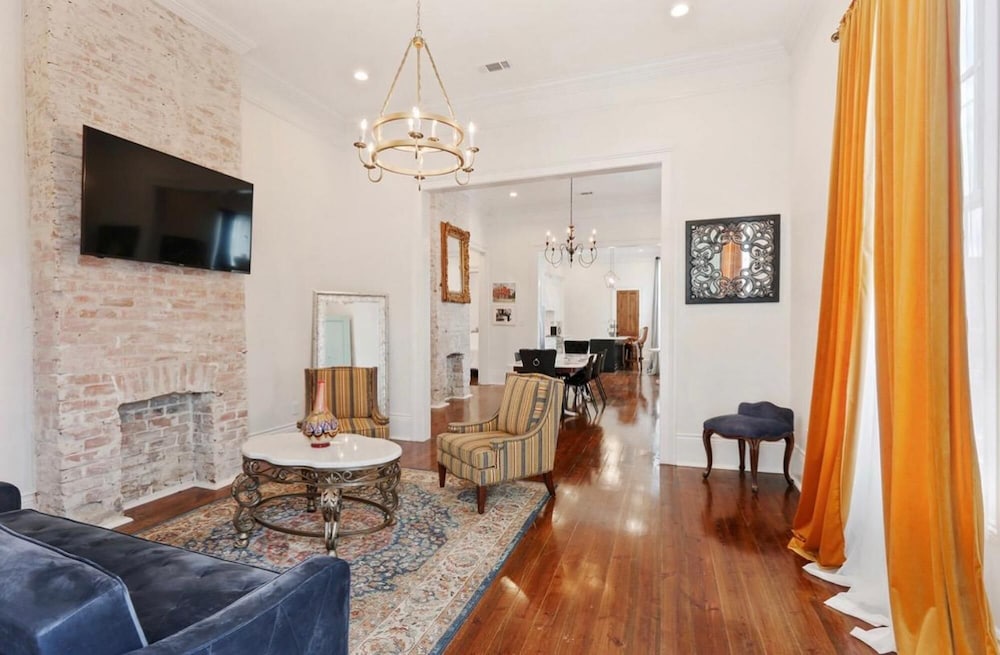 Big Easy Suite on Josephine Street w Pool view 3