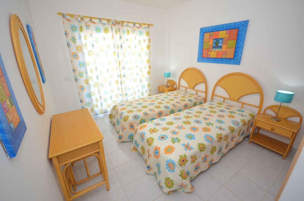 Apartamentos Cravinho en Albufeira — hotel room