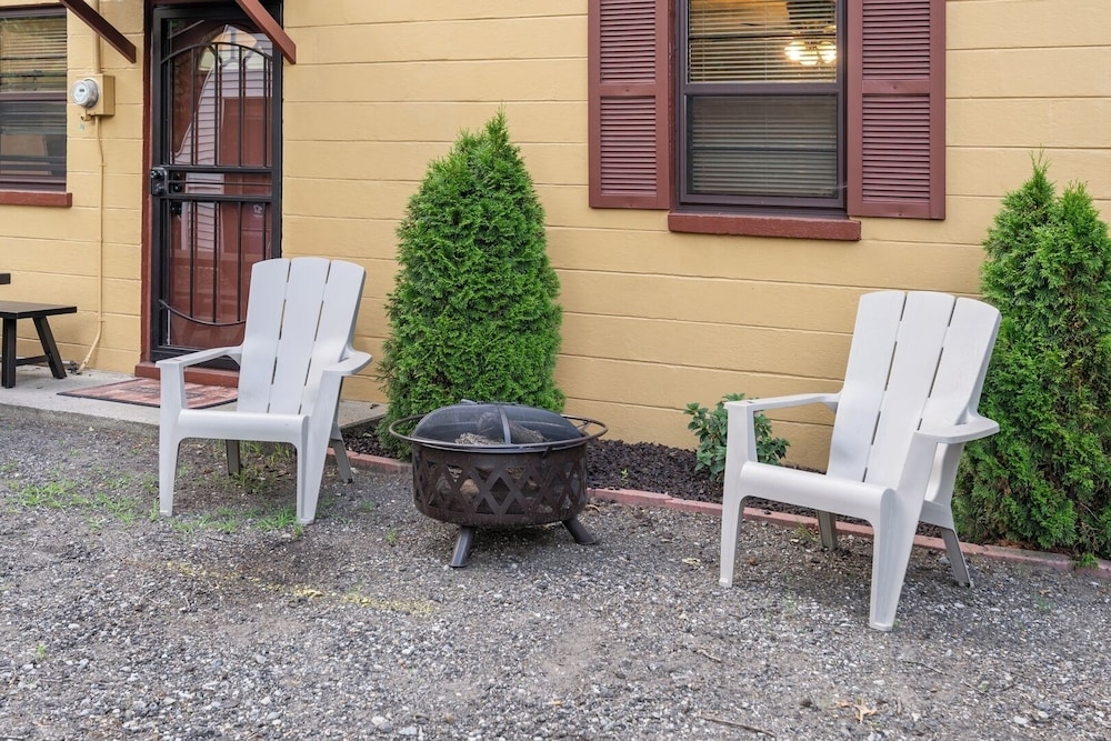 Spacious 3BR House With Firepit & Grill, Near Beach