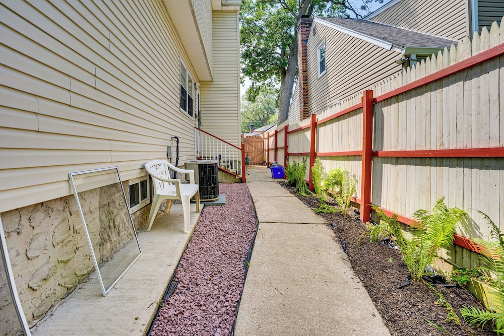 8 Mi to Long Beach: Cozy Apt w/ Fenced Yard!