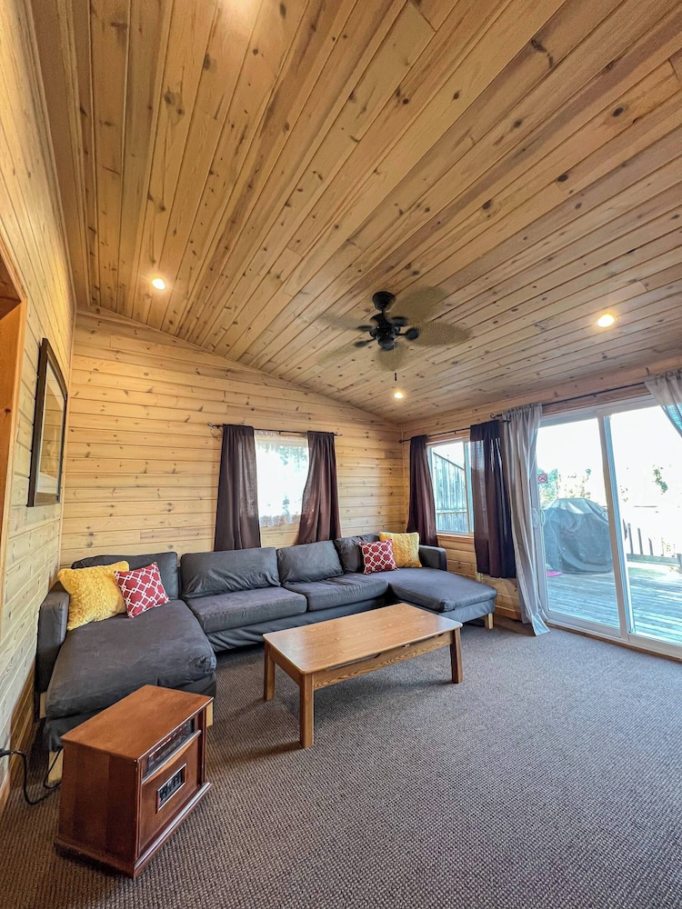 Ahmic Lake Resort's Black Bear Cottage