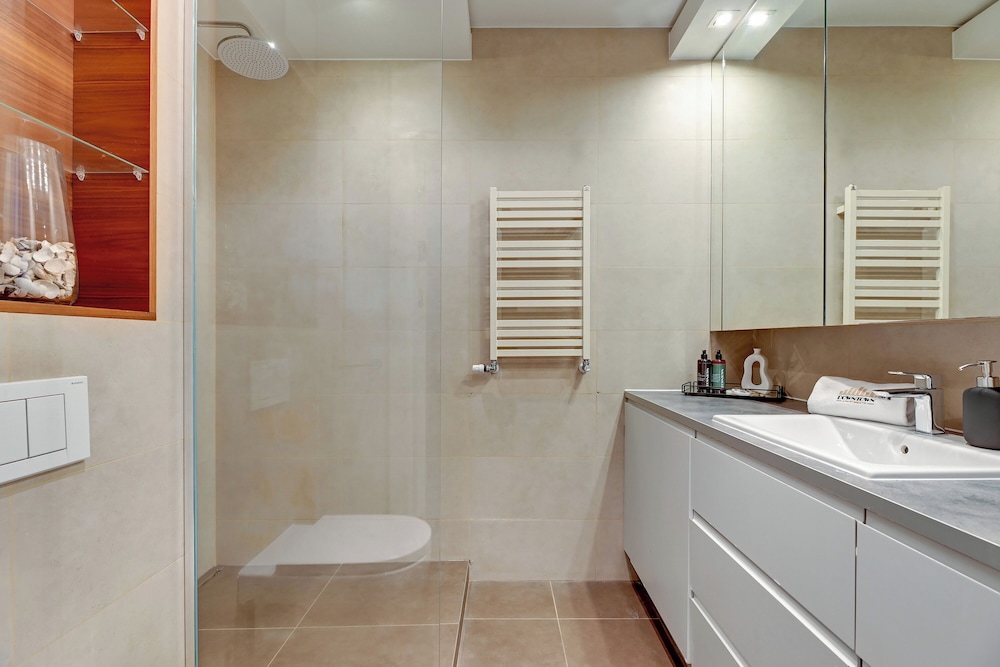 Aura - Riverside & Parking by Downtown Apartments