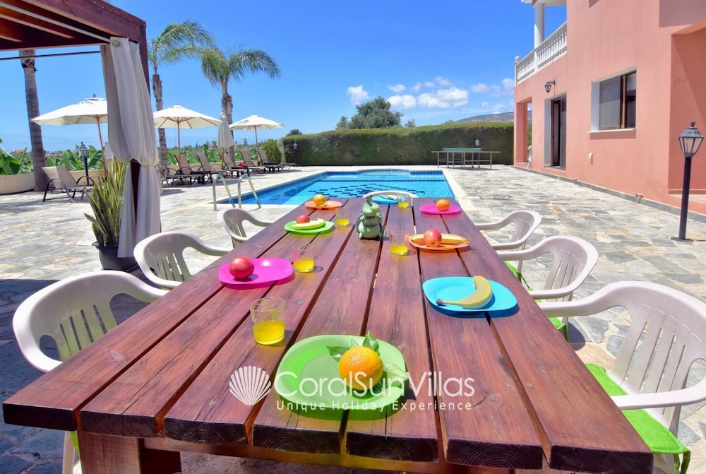 Family Villa Short Walk To Coral Bay Strip 5 Min and Pub, Shops etc