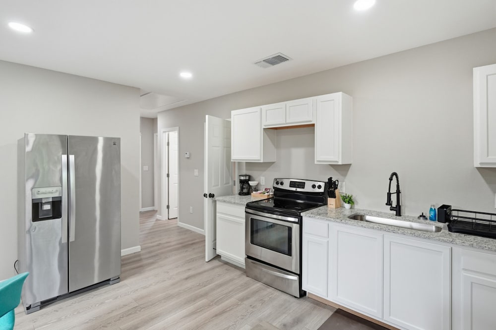 Cozy 3BR Suite Insuite Laundry Min to Downtown