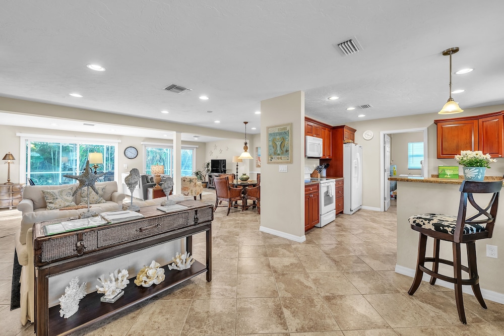 Comfy Home W/ Heated Pool Near Siesta Key Beach 2 Bedroom Home