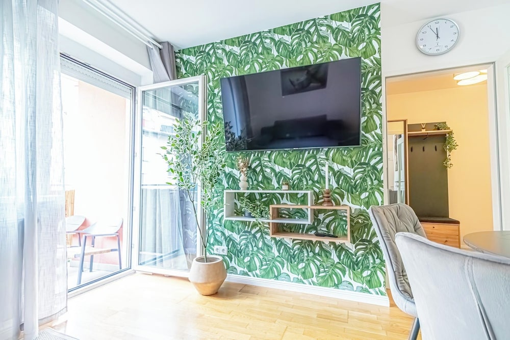 Comfortable 1BR 1LR City Center Apt