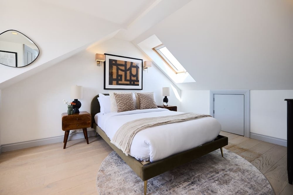 The Leghorn Quarters - Modern 3bdr With Balcony