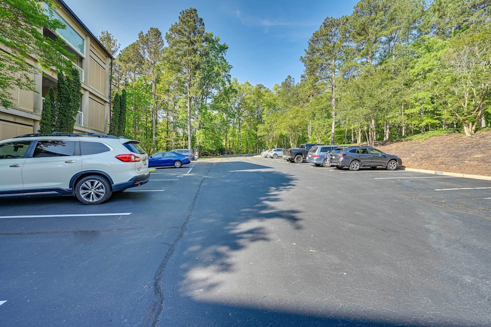 Lake Keowee Condo: Resort Pools & Lake Access! view 4