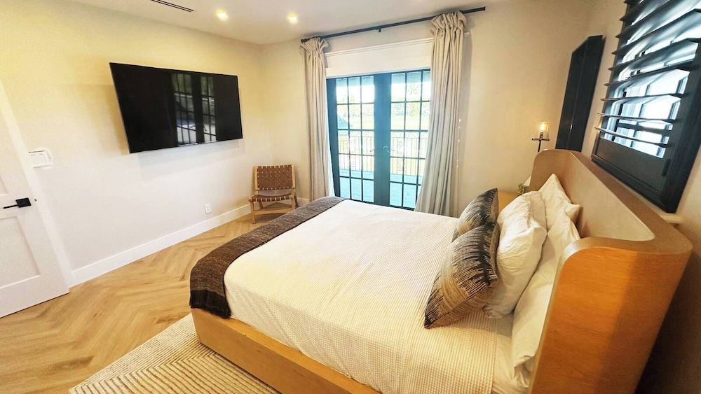 New 5 Bedroom Modern Villa on Golf Course