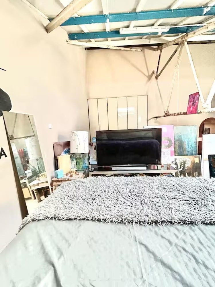 Arty Infused Loft With ac Near Emirates Stadium