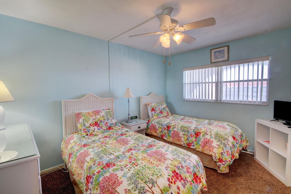568 El Matador 2 Bedroom Condo by Redawning