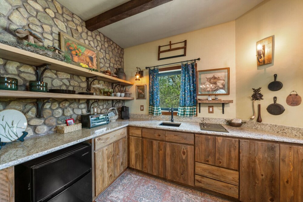 Woodsman Hobbit with Hot Tub & Fireplace