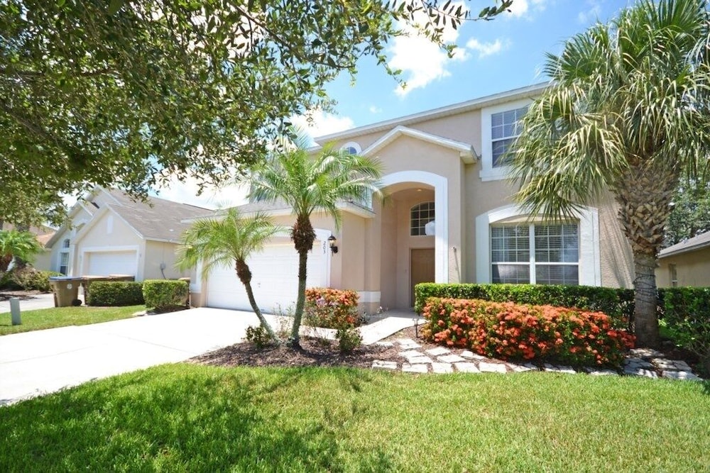 Hideaway Dream 6 Bedroom Home by RedAwning