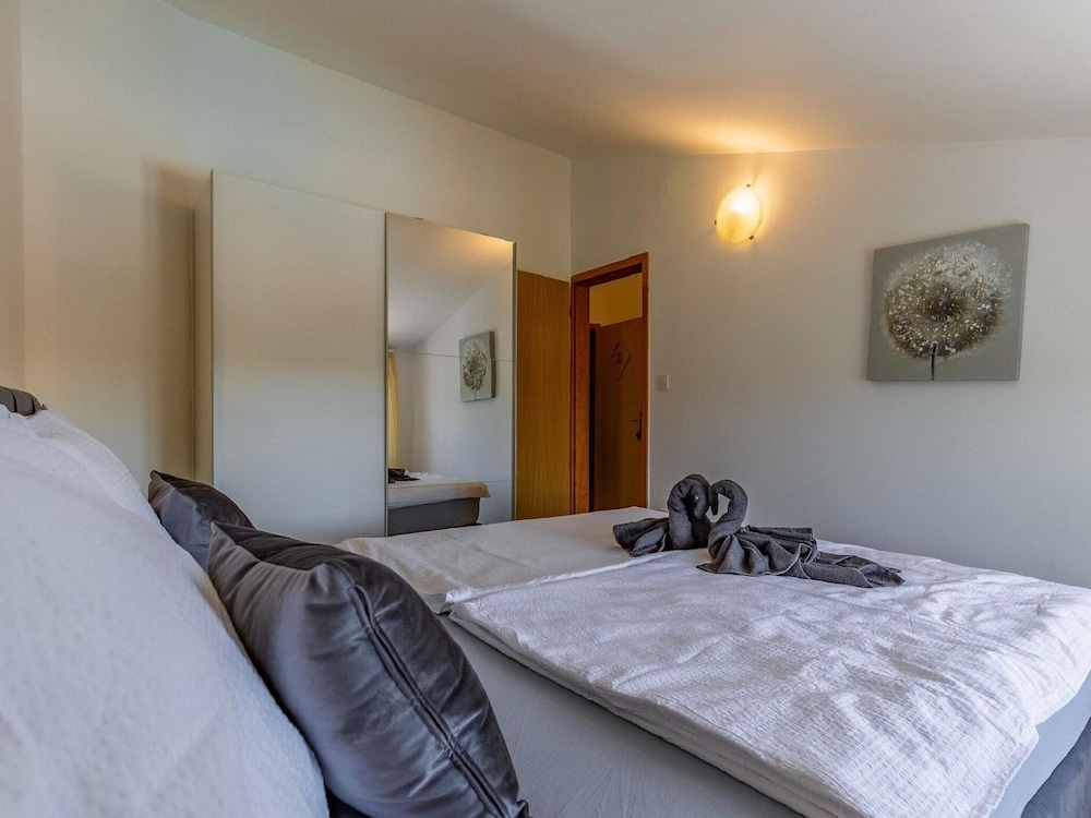Graceful Apartment in Banjole near Beach Centinera view 4