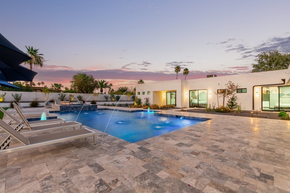 Luxe - Modern Mansion - Private Resort