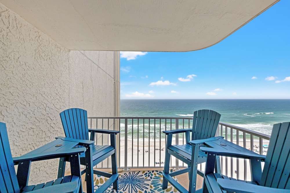 Coastal Hideaway: Cozy Beachfront Studio Sleeps 4 With Stunning Views!