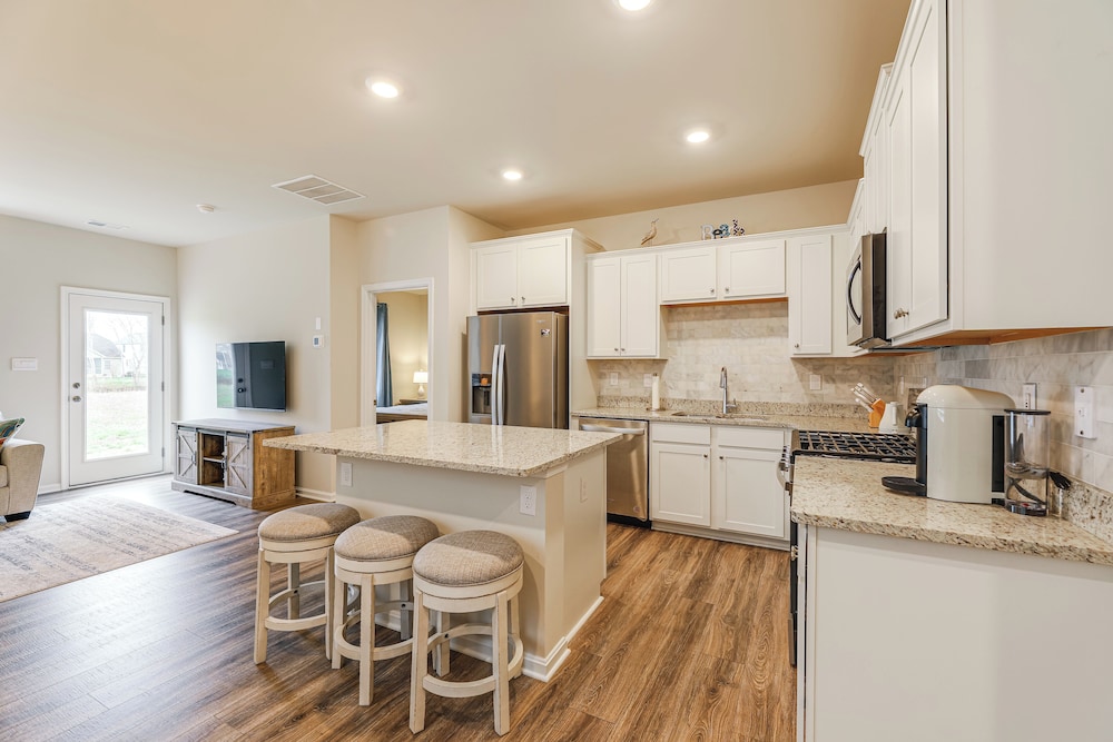 5 Mi to Bethany Beach: Townhome w/ Pool!