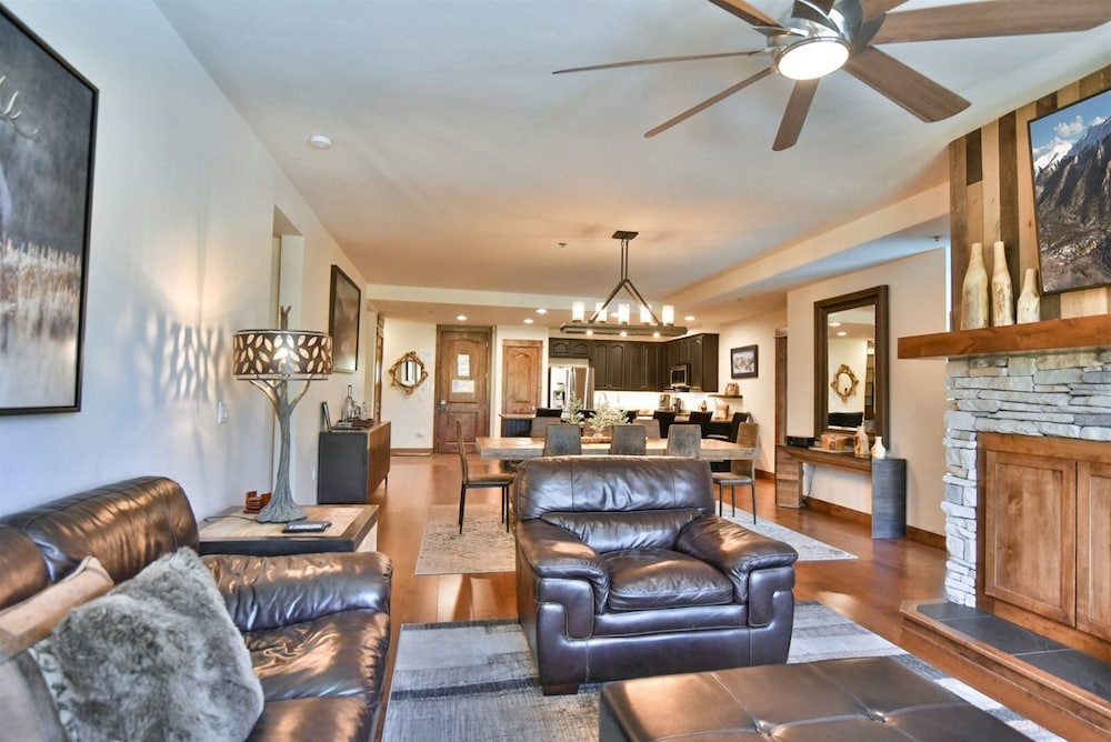 Bluesky Breckenridge Luxury 3 Bedroom Condo at Snowflake Lift