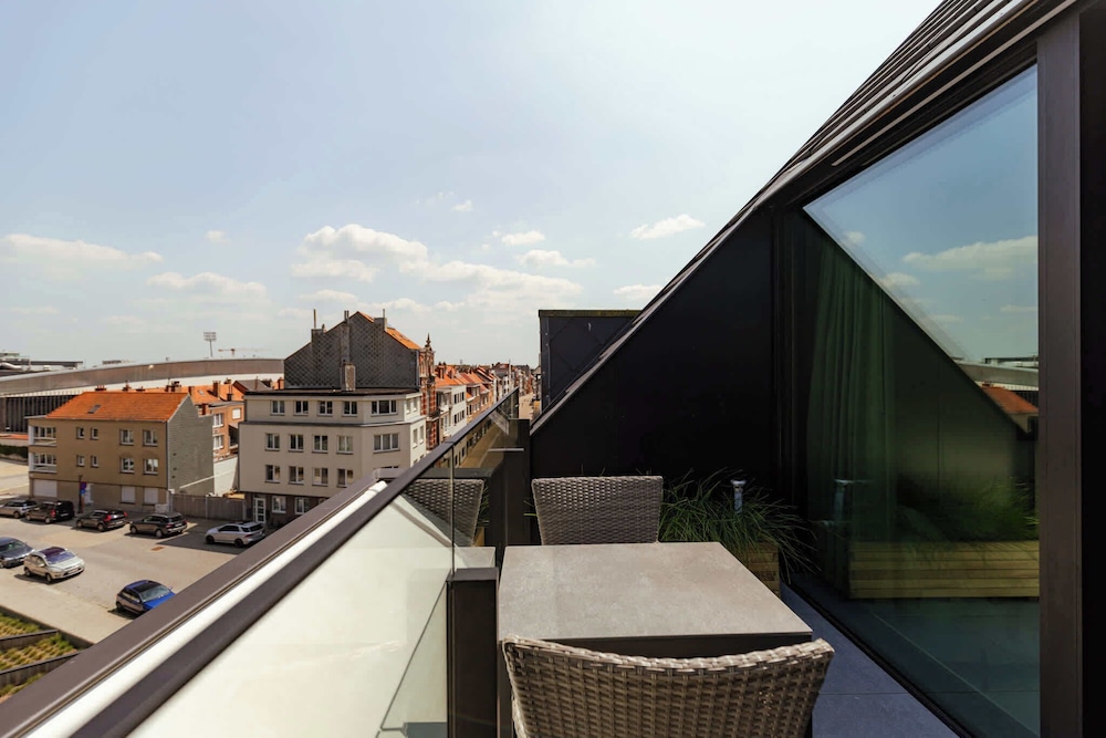 Huswell x Bel Air - Modern City Apartment With Terrace Designer Touches