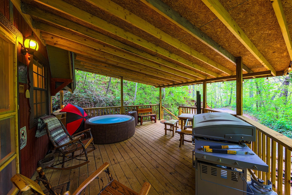 Bear Creek Lodge and Cabins in Helen Ga - Pet Friendly, River on Property, Walking Distance to downtown Helen