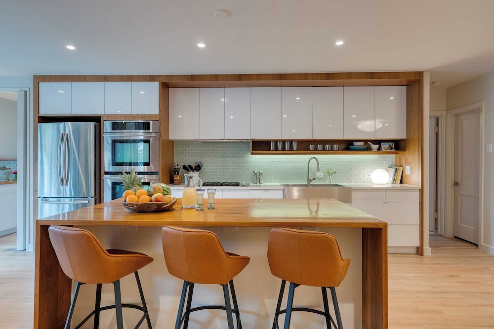 Modern Austin Home w/ Pool, Putting Green & Coffee Nook Townes Retreat by Avantstay
