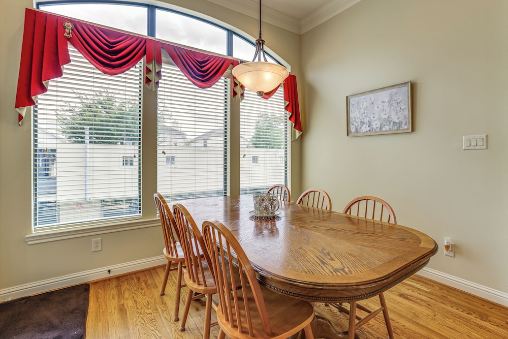 Walk to Shops & Eats: Family Retreat in Houston