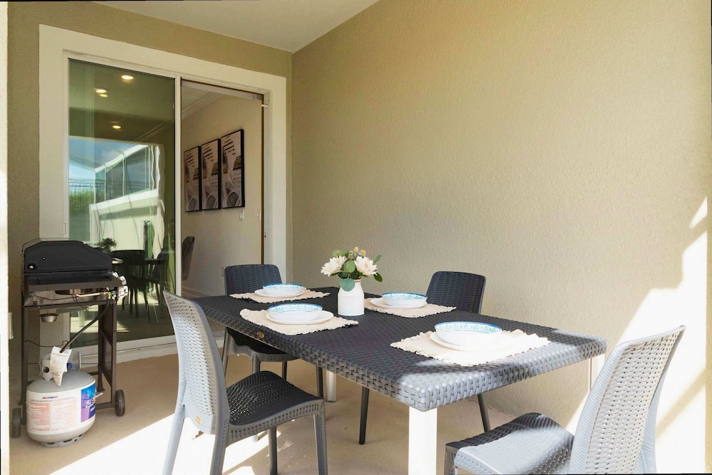 Stylish 4Bd w Lake View Pool Kids Themed Room