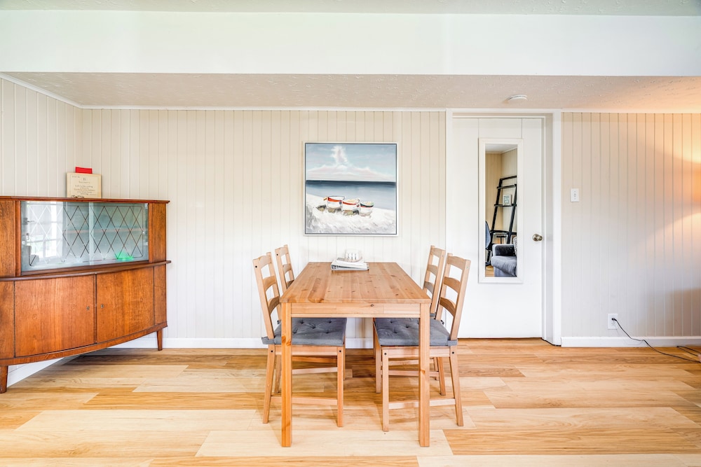 Walk to Poplar Beach: Cozy Coastal Getaway w/ Yard