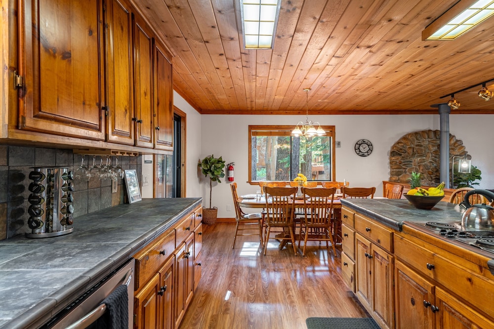 Whiskey Springs by Avantstay Classic Cabin Near Tahoe Donner Ski Area