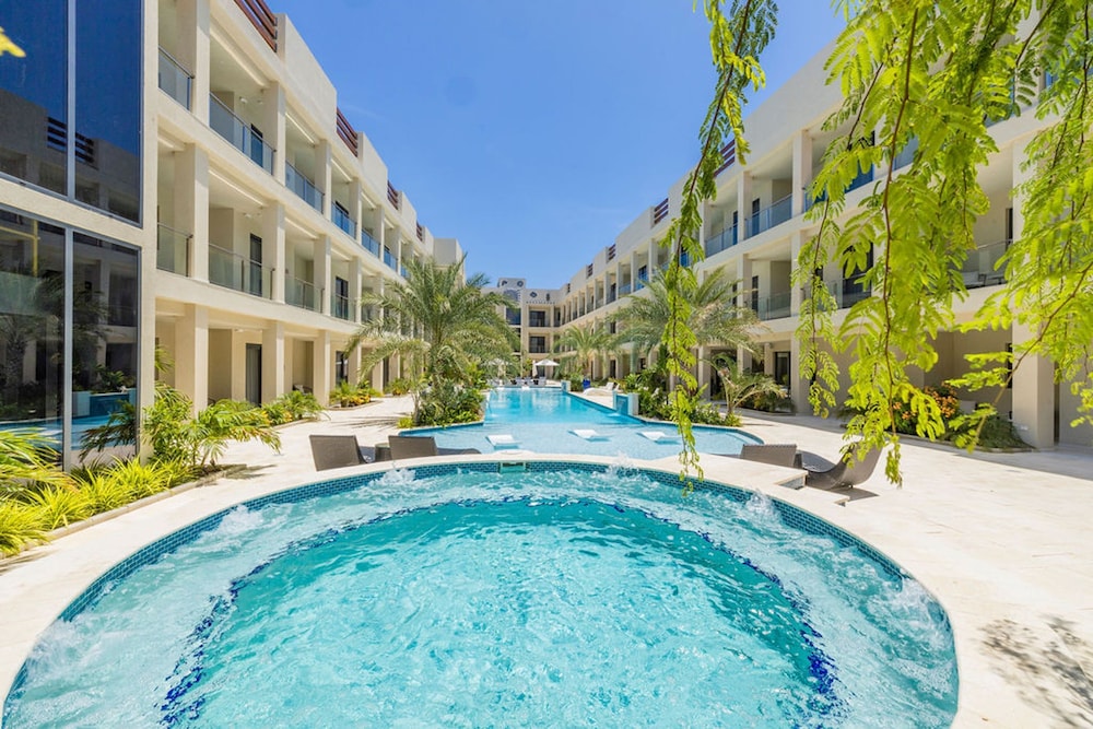 NEW Modern 2BR 2BA Condo w Gym Pool BBQ Parking