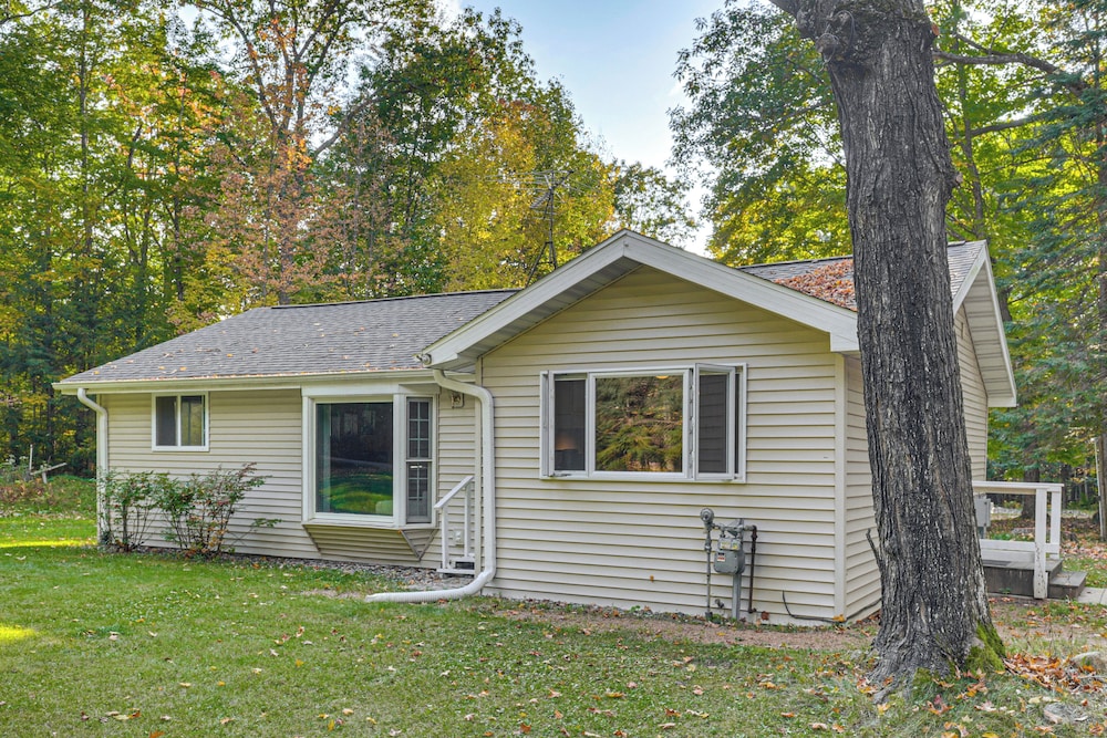 4 Mi to Lake: Secluded Northwoods Getaway