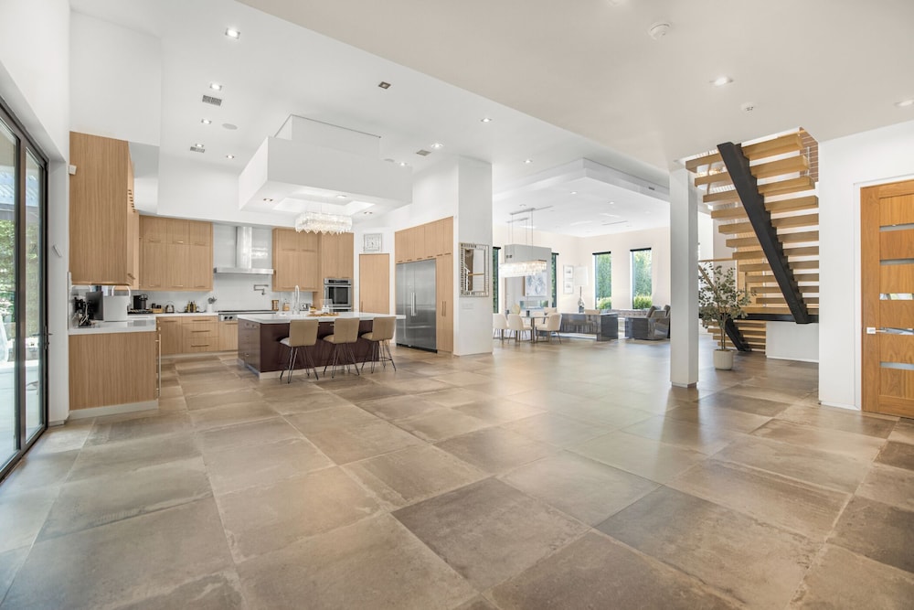 Louise Modern - Luxury Smart Estate in Encino w/ Pool, Gym & Spa