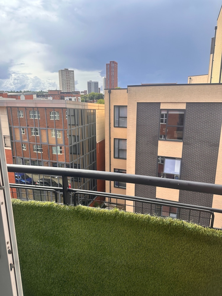 Charming Birmingham Apartment With Mini Balcony and Wifi With a Free Parking