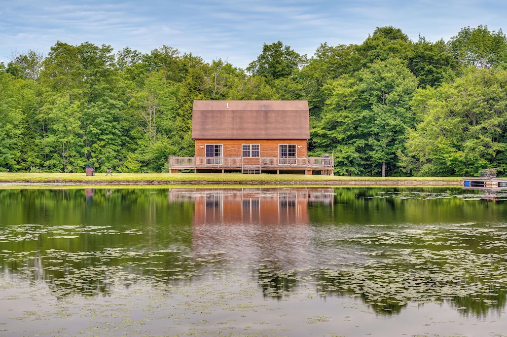 5 Mi to Jay Peak Resort: Cabin w/ Pond Access!