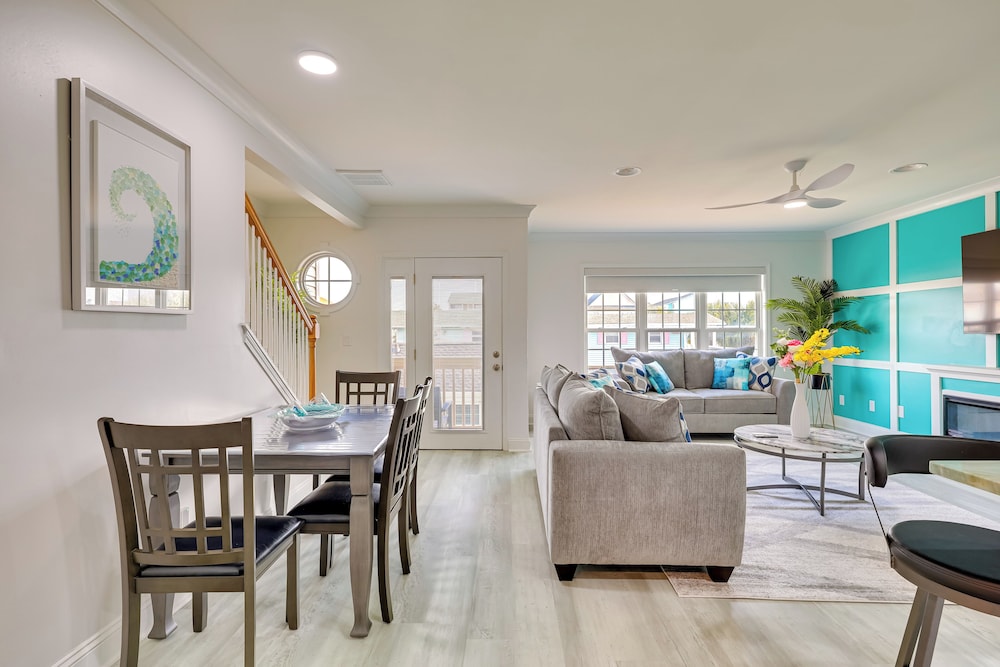 Walk to Ocean: Carolina Beach Condo w/ 2 Balconies