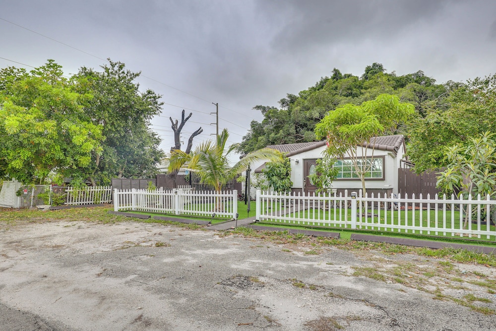 3 Mi to Beach: Hollywood Treehouse w/ Deck & Yard!