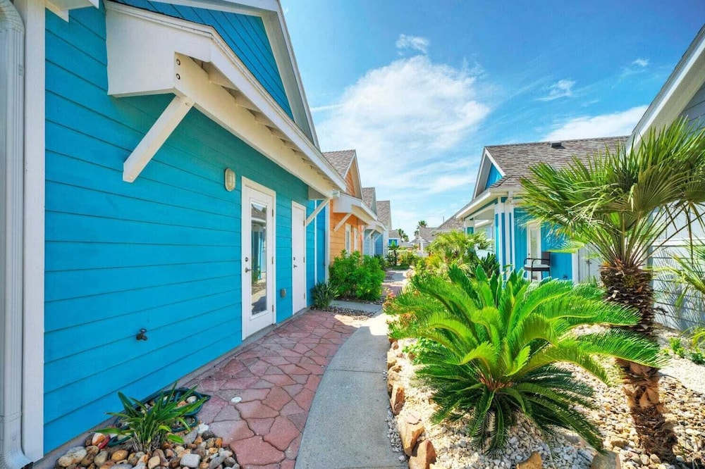 Sleeps 18 2 Beach Homes w/ 2 Pools, Playground, Covered Patios Pirates Bay