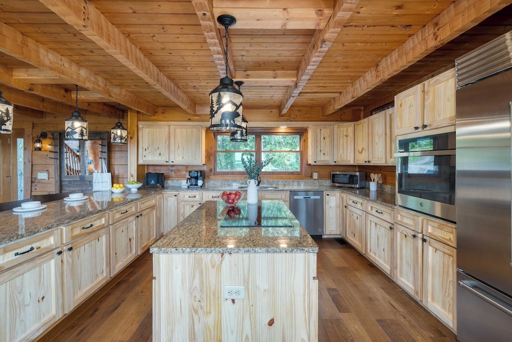 Big Bear Lodge by Avantstay Smoky Mountain Views, Hot Tub, Theater & Game Room