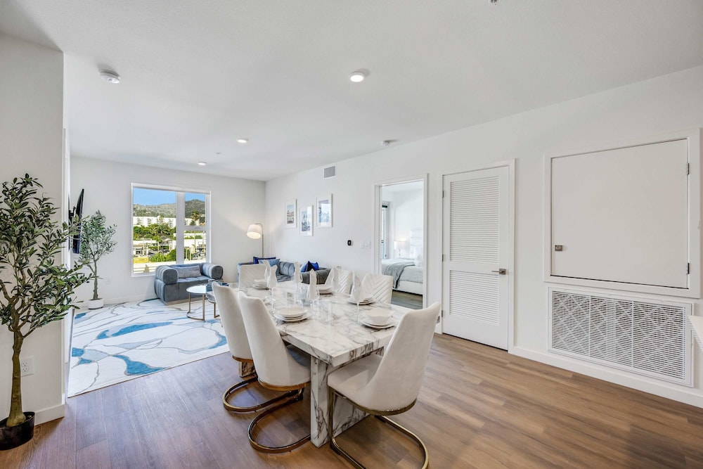 Luxury 3BR Hollywood Sign View by Oneluxstay
