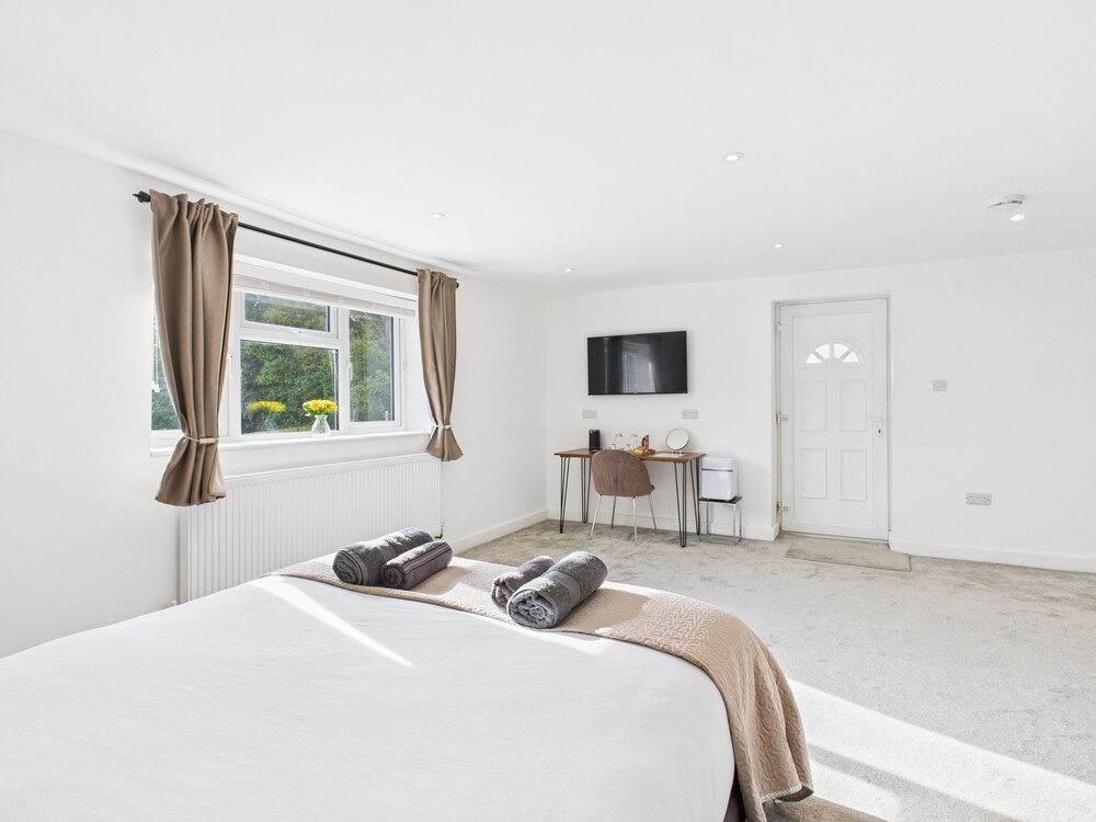 Room-modern Guest Room in West Midlands