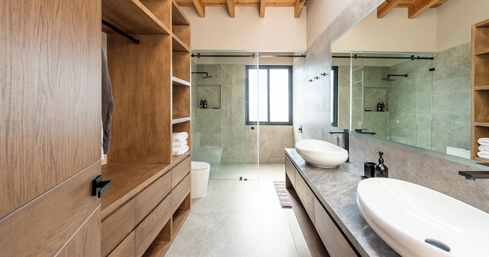 Casa Cundi-Contemporary Living in Nature