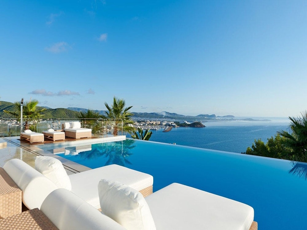 Lavish Villa With Infinity Pool and Views